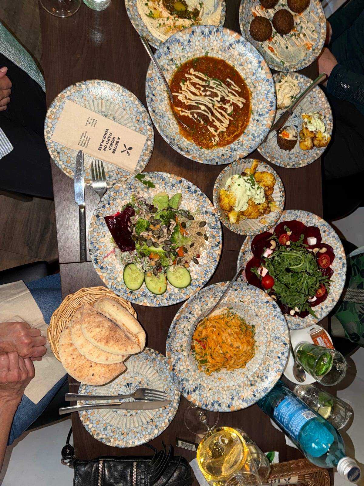 Ein gemeinsam gedeckter Tisch mit vielen Speisen und Brot im 269